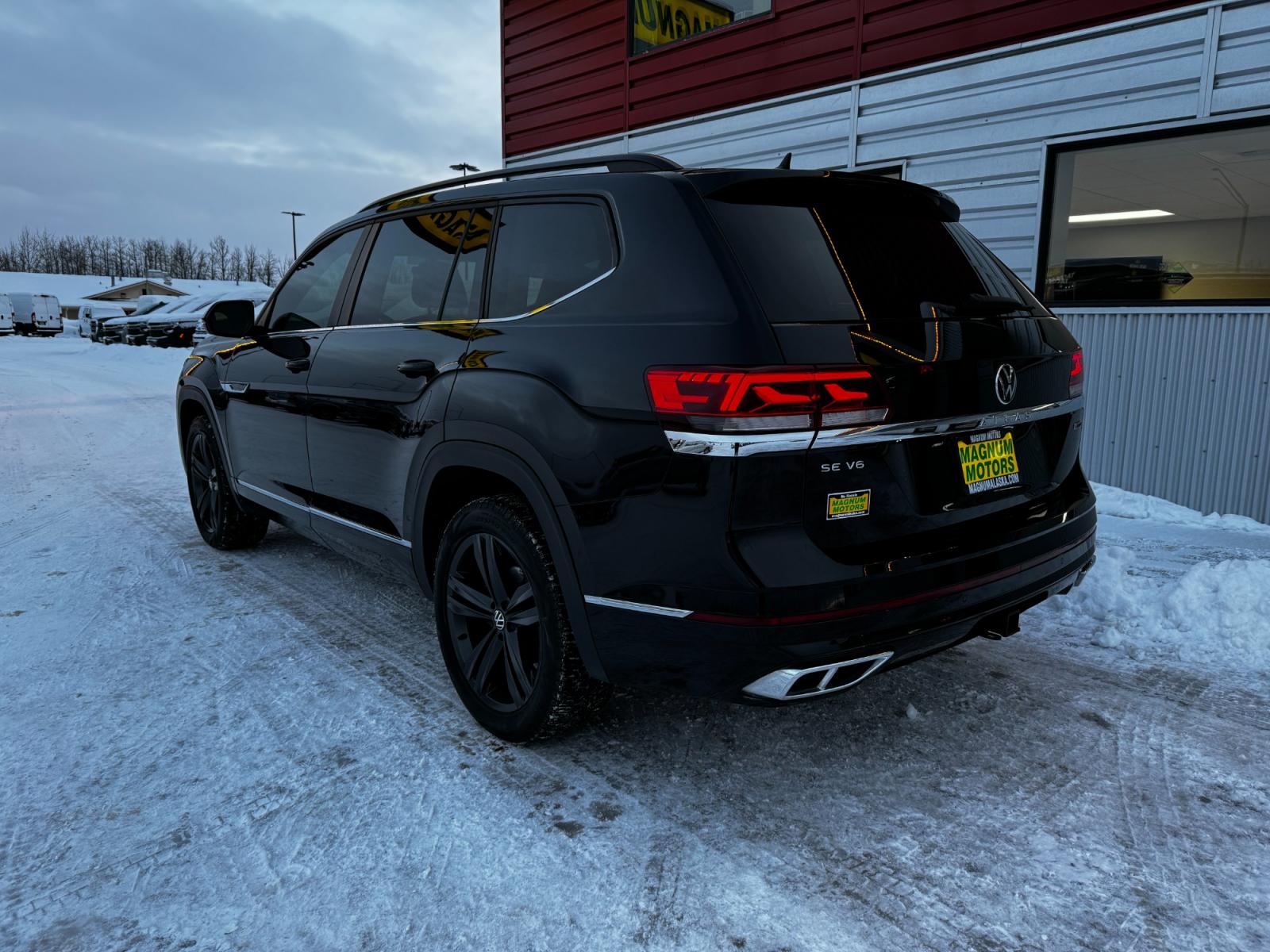 2021 Black /Black Volkswagen Atlas SEL 4-Motion (1V2RR2CA9MC) with an 3.6L V6 Gasoline engine, located at 1960 Industrial Drive, Wasilla, 99654, (907) 376-5555, 61.573475, -149.400146 - Photo #3